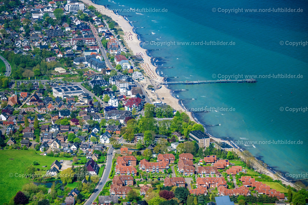 Niendorf_ELS_0001010524 | NIENDORF 01.05.2024 Ortsansicht an der Meeres-Küste der Ostsee in Niendorf/Ostsee im Bundesland Schleswig-Holstein, Deutschland. // Townscape on the seacoast of Baltic Sea in Niendorf/Ostsee in the state Schleswig-Holstein, Germany. Foto: Martin Elsen
