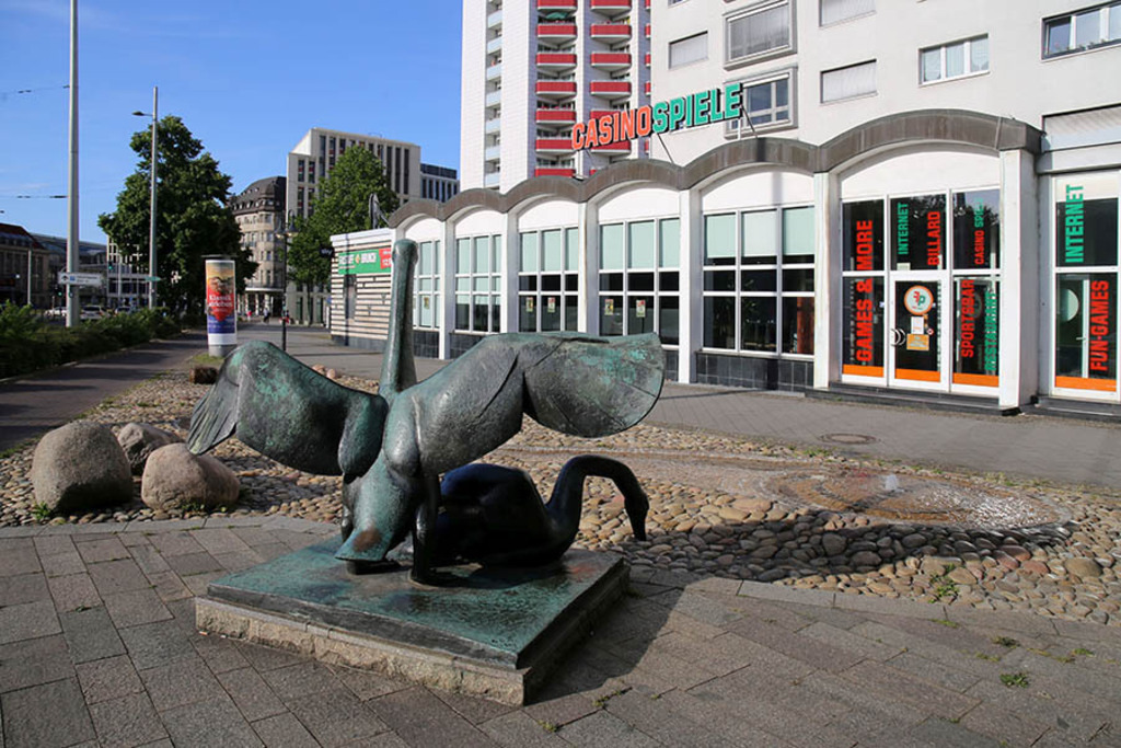 Schwanen-Brunnen | Entdecke über 20 Kategorien Leipzig-Motive: Foto-Downloads, hochwertige Poster, Leinwand- & Fine-Art-Prints. Jetzt Lieblingsfoto im Bildlexikon Leipzig Shop bestellen!
