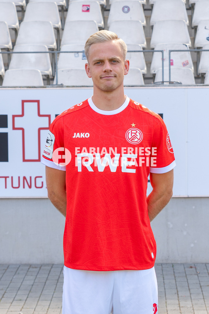 Rot-Weiss Essen; 3. Liga, Portraettermin 2026/2027, Foto: Eibner-Pressefoto/Fabian Friese | Janne Sietan (Rot-Weiss Essen, #22),Rot-Weiss Essen; 3. Liga, Portraettermin 2026/2027, Foto: Eibner-Pressefoto/Fabian Friese - Realisiert mit Pictrs.com
