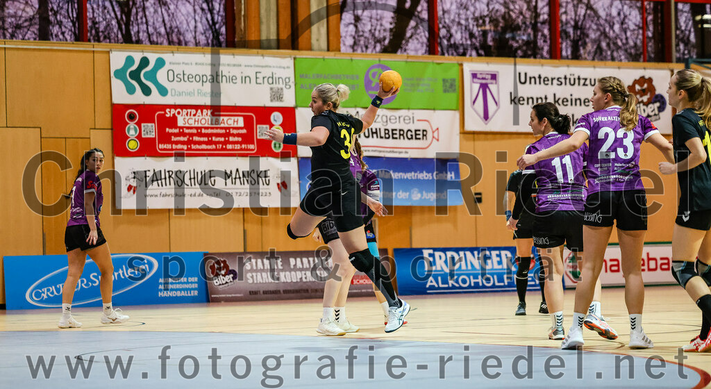 2023-12-17_015_SpVgg_Altenerding_II_gegen_HF_Scheyern | Erding, Deutschland, 17.12.2023:
Handball, Bezirksliga Frauen Altbayern 2023 / 2024, 9. Spieltag, SpVgg Altenerding II gegen HF Scheyern, Endergebnis: 22:26

Amalia Moldovan (HF Scheyern, #30), Kati Gottschalk (SpVgg Altenerding, #11), Sophie Lößl (SpVgg Altenerding, #23)

Foto: Christian Riedel / fotografie-riedel.net