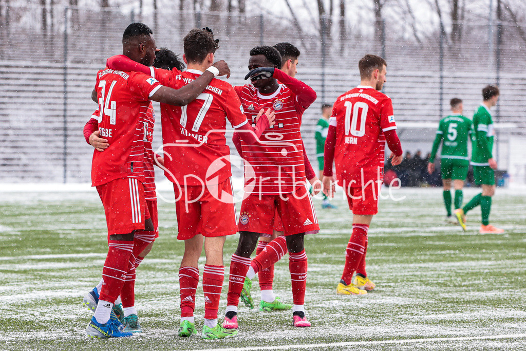 FC Bayern Amateure - VfB Eichstätt | Jubel der Bayern nach dem Treffer zum 1-0 durch Desire Segbe AZANKPO (FCB #34)