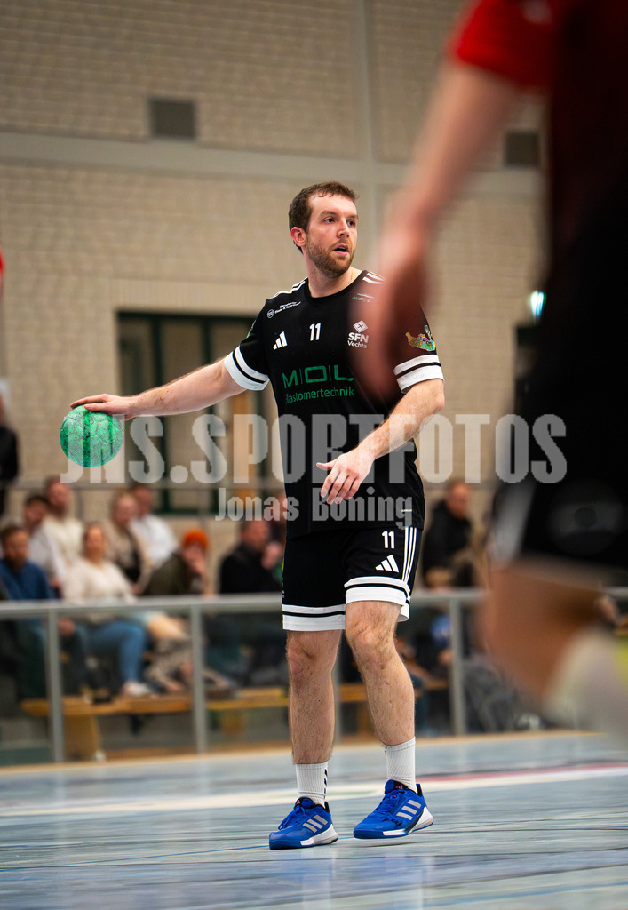 Handball I Herren I Saison 2025-2026 I Verbandsliga West I 13. Runde I SFN Vechta - HSG Varel II I 7937 | Nils Streibel (11, SFN Vechta) - Realisiert mit Pictrs.com