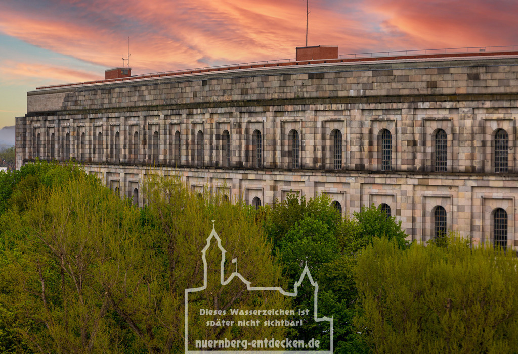 Kongresshalle im Frühling | Der Anblick der Mauern der nicht fertiggestellten Kongresshalle auf dem Reichsparteitagsgelände in Nürnberg ist immer ein besonderes Erlebnis. Das imposante Bauwerk beinhaltet auch das Dokumentationszentrum  Reichsparteitagsgelände und klärt über die Geschichte über das großflächige Gelände, sowie die Zeit Nürnbergs im Nationalsozialismus auf. - Realisiert mit Pictrs.com