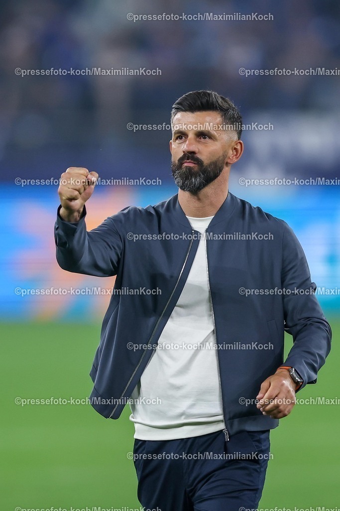 S0401082501156 | 01.08.2025, Fußball, FC Schalke 04 - Hertha BSC, 1.Spieltag, 2. Fußball Bundesliga, Veltins-Arena Gelsenkirchen, Saison 2025 2026: Cheftrainer Miron Muslic (Schalke04) gestikulierend jubelnd entschlossen Mimik gestikDFB regulations prohibit any use of photographs as image sequences and or quasi-video.
