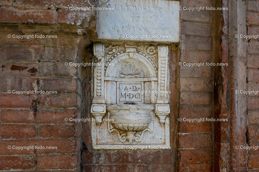 Italien_ Toscana_ Siena_ 27.05.2024-109 | 27.05.2024, Italien, ITA, Toskana, Siena im Bild Stadtansichten, Gebäude, Architektur, Touristen, Historisch, Souvenier, Piazza Del Campo, Dom von Siena


Siena ist Hauptstadt der Provinz Siena und gilt als eine der schönsten Städte der Toskana und Italiens. Die historische Altstadt gehört seit 1995 zum UNESCO-Welterbe. 

