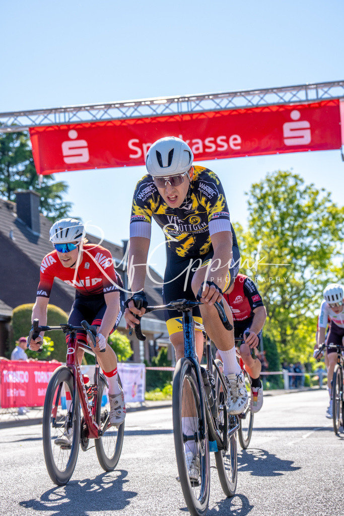 Spurt in den Mai 2026 - Großer Preis der Sparkasse Neuss | Annual one-day road cycling race "Großer Preis der Sparkasse Neuss" held in Büttgen, Germany, organized by VfR Büttgen 1912 e.V. The event features multiple races across all age categories from U11 youth to Elite men. - Realisiert mit Pictrs.com