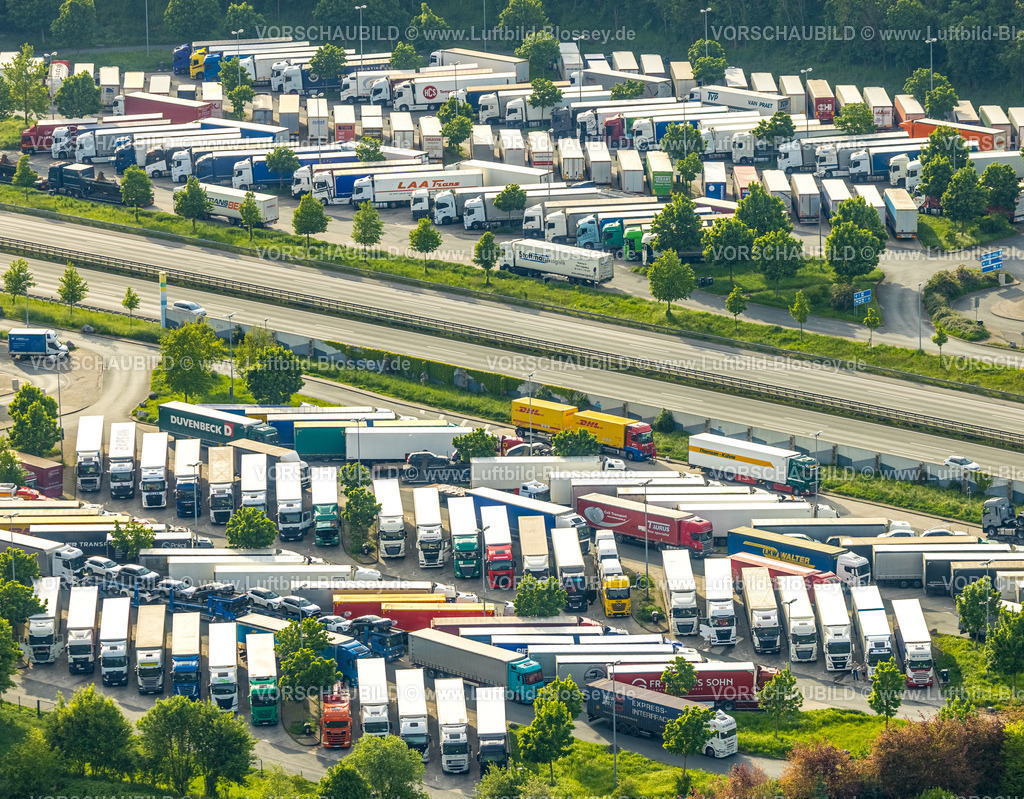 Hamm240502741 | Luftbild, Serways Raststätte Rhynern, Rastplatz an der Autobahn A2, überfüllter LKW Parkplatz, Stadtbezirk Rhynern, Hamm, Ruhrgebiet, Nordrhein-Westfalen, Deutschland