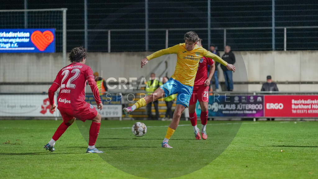 Fußball, Herren, Saison 2025/2026, Regionalliga Nordost, 13. Spieltag, FSV 63 Luckenwalde vs. SV Babelsberg 03, Freitag 24.10.2025, Werner-Seelenbinder-Stadion Luckenwalde, | Fußball, Herren, Saison 2025/2026, Regionalliga Nordost, 13. Spieltag, FSV 63 Luckenwalde vs. SV Babelsberg 03, Freitag 24.10.2025, Werner-Seelenbinder-Stadion Luckenwalde, Im Bild: Leon Bürger (l. Babelsberg) und Mike Bachmann (r. Luckenwalde) - Realisiert mit Pictrs.com