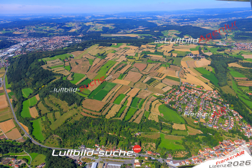 Die Luftaufnahme Kreuzberg - Marktrodach wurde vom UL-Flugzeug (keine Drohne) aus fotografiert.Hohe Druck- Auflösung-die Geschenkidee!