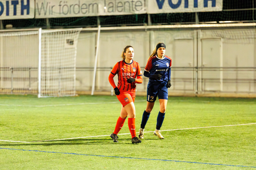 FCHFCE_251121_3399 | 1.FC Heidenheim 1846 II vs. FC Ellwangen II, Fußball, Frauen, Bezirksliga, 2025/2026, 10. Spieltag, 22.11.2025 in Heidenheim, Kunstrasen b. Voith-Arena West, Flutlichtspiel(Foto: Michael Bulling) - Realisiert mit Pictrs.com