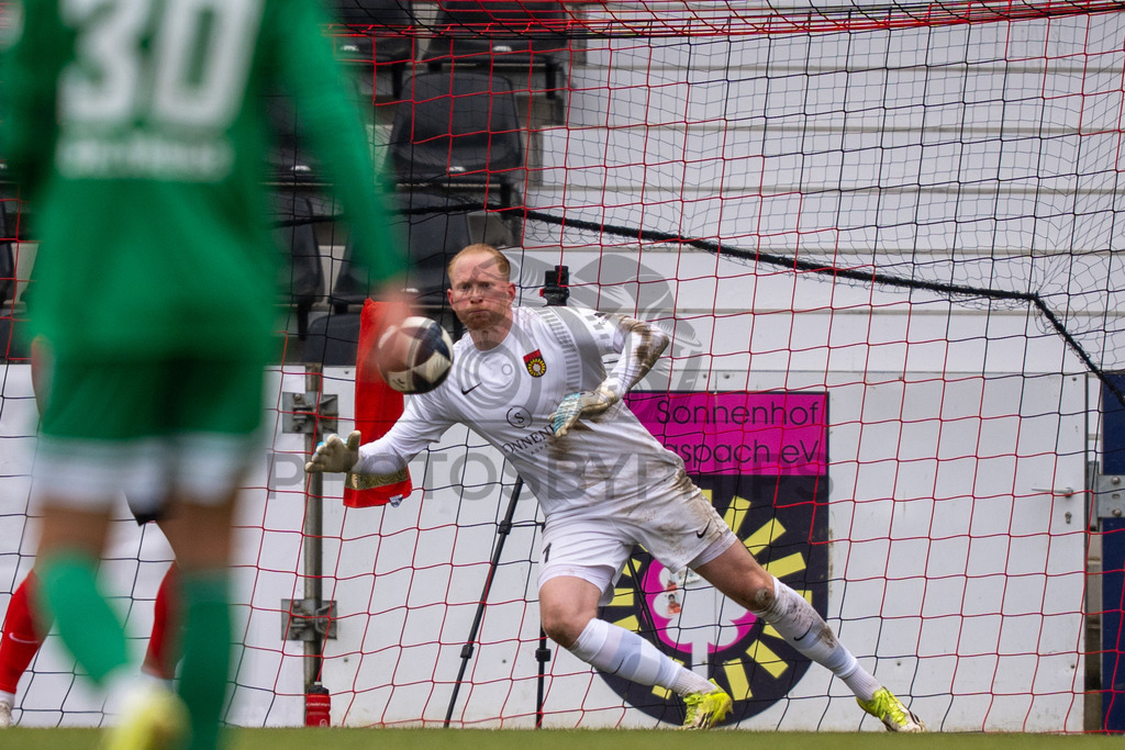 SG Sonnenhof Grossaspach vs. FC 08 Homburg, Fussball, Regionalliga Suedwest, 26. Spieltag, 28.03.2026 | Maximilian Reule (SG Sonnenhof Grossaspach, #01) pariert einen Schuss,SG Sonnenhof Grossaspach vs. FC 08 Homburg, Fussball, Regionalliga Suedwest, 26. Spieltag, 28.03.2026