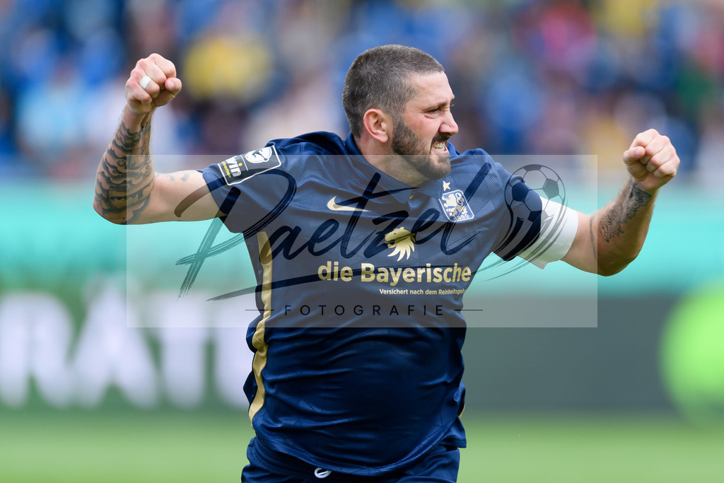 EBSTSV20210828_067 | Fussball, Herren: Sascha Moelders (TSV 1860 Muenchen) Torjubel, jubelt nach seinem Treffer zum 0:1 beim Spiel der 3. Liga zwischen Eintracht Braunschweig und TSV 1860 Muenchen im Eintracht-Stadion am 28.08.2021 in Braunschweig, Deutschland.DFB / DFL REGULATIONS PROHIBIT ANY USE OF PHOTOGRAPHS AS IMAGE SEQUENCES AND/OR QUASI-VIDEO. - Realisiert mit Pictrs.com