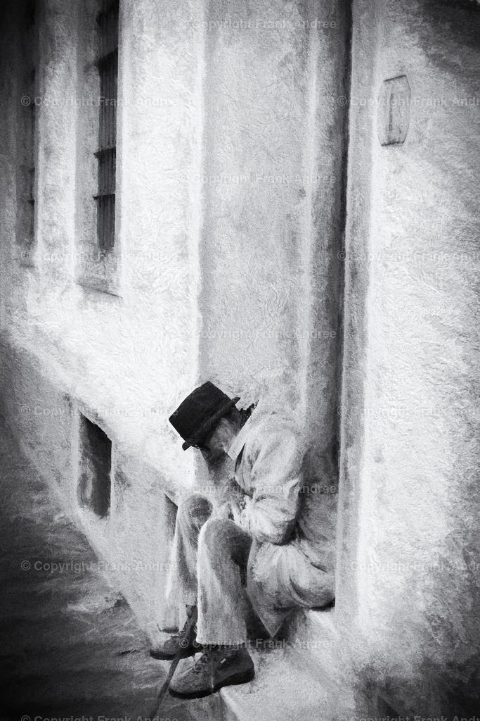 Stille | Ein älterer Mann mit Hut und Gehstock sitzt in einem Hauseingang in der Altstadt von Florenz. Impressionistische Straßenfotografie aus Italien in schwarz weiß. - Realisiert mit Pictrs.com