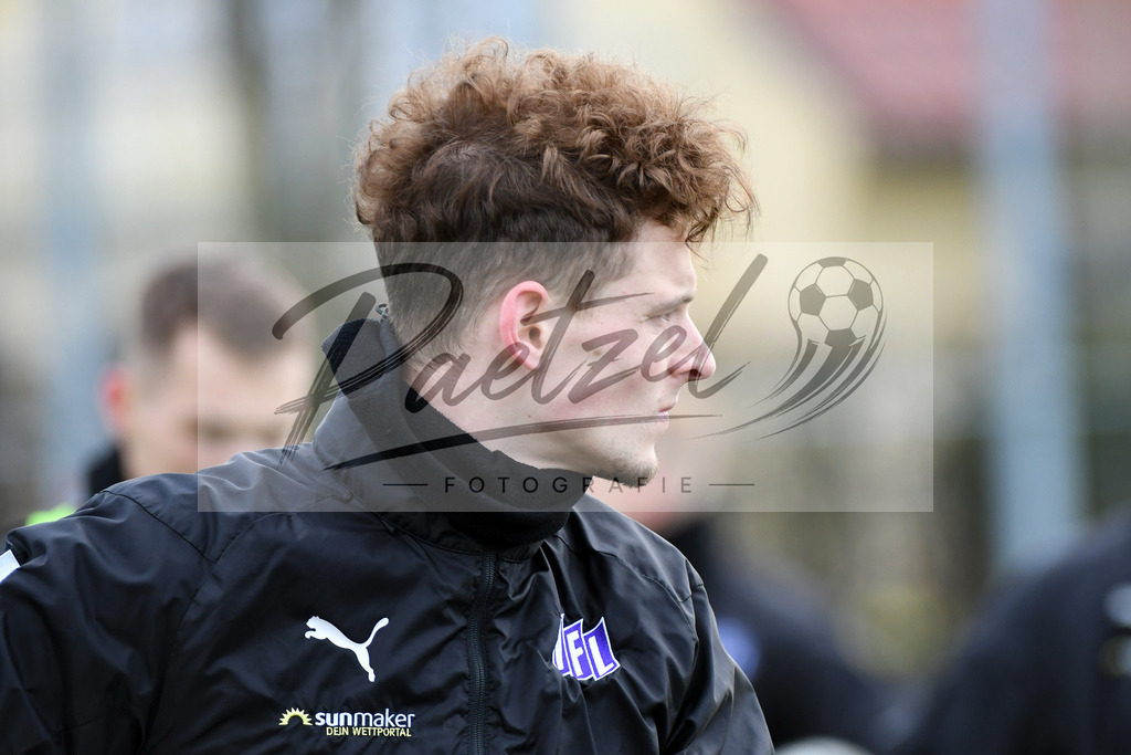 20200221_TRAOSN_0030 | Fussball, Herren: Moritz Heyer (VfL Osnabrueck) schaut waehrend der Trainingseinheit des VfL Osnabrueck im Sportpark Illoshoehe am 21.02.2020 in Osnabrueck, Deutschland. - Realisiert mit Pictrs.com