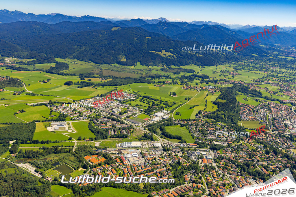 Aktuelles Luftbild von Gewerbegebiet Bad Tölz - Die Luftaufnahme wurde 2022 mittels UL-Flugzeug erstellt ( keine Drohne ) - hochauflösende Kamera-Systeme von  Canon -Beste Qualität - Für grossformatige Ausdrucke geeignet. Die Geschenkidee !