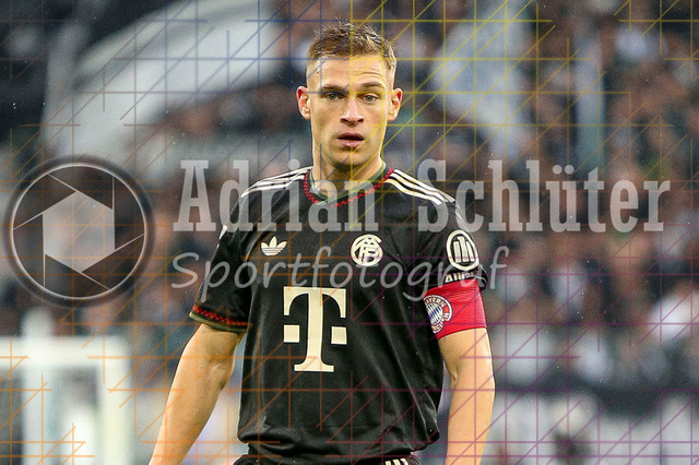 Borussia Mönchengladbach vs FC Bayern München - Bundesliga  | Mönchengladbach, Deutschland, 25.10.25:   Joshua Kimmich (FC Bayern München) schaut waehrend des Spiels der Bundesliga zwischen Borussia Mönchengladbach vs FC Bayern München im Stadion im Borussia Park(Foto von Brauer-Fotoagentur / Adrian Schlueter)