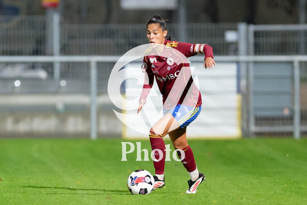 DZ9_5079_c | Switzerland: AXA Womens Super League 2025/26, Servette FC Chenois Feminin vs FC Aarau Frauen - Stade des Trois-Chene, Chene-Bourge: Daina Bourma (3 Servette FC Chenois Feminin) controls the ball (action) 