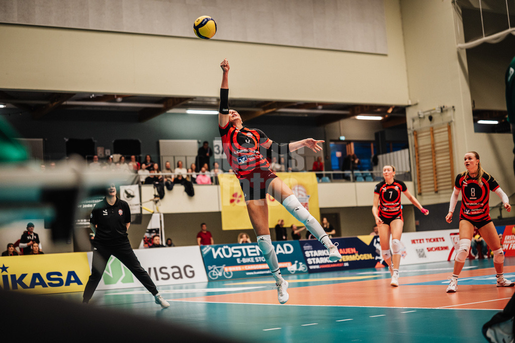 Volleyball | Frauen | Saison 2025/2026 | Volleyball Bundesliga | ETV Hamburger Volksbank Volleys vs. VC Wiesbaden | 14.03.2026 | Lina Köster (#3, ETV Hamburger Volksbank Volleys) kommt nicht an den Ball
