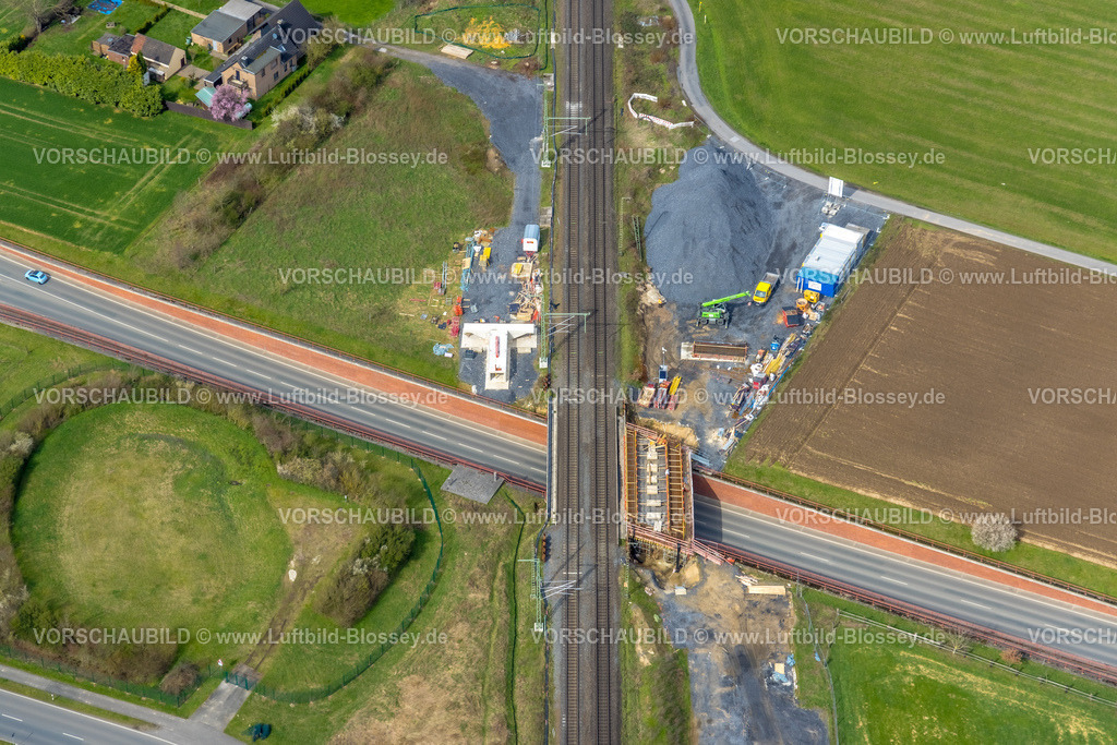 Voerde230301058Betuwe | Luftbild, Ausbau der Betuwe Linie zwischen Ruhrgebiet und den Niederlanden im Bereich Voerde zur dreigleisigen Bahnstrecke, , alle beschrankten Bahnübergänge werden entfallen oder durch Über- oder Unterführungen ersetzt werden. Vor allem ist die Ausbaumaßnahme für die Bahn mit der Verpflichtung verbunden, nunmehr Lärmschutz für die betroffenen Menschen zu gewähren. Stockum, Voerde, Niederrhein, Ruhrgebiet, Nordrhein-Westfalen, Deutschland