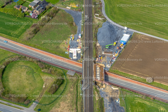 Voerde230301058Betuwe | Luftbild, Ausbau der Betuwe Linie zwischen Ruhrgebiet und den Niederlanden im Bereich Voerde zur dreigleisigen Bahnstrecke, , alle beschrankten Bahnübergänge werden entfallen oder durch Über- oder Unterführungen ersetzt werden. Vor allem ist die Ausbaumaßnahme für die Bahn mit der Verpflichtung verbunden, nunmehr Lärmschutz für die betroffenen Menschen zu gewähren. Stockum, Voerde, Niederrhein, Ruhrgebiet, Nordrhein-Westfalen, Deutschland