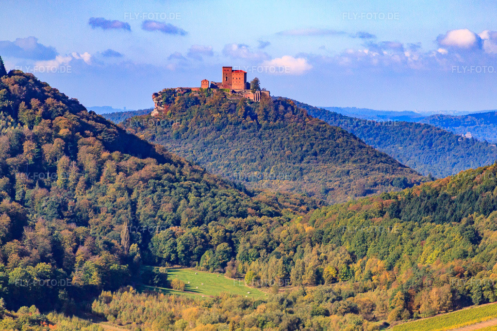 Luftbild: Burg Trifels von Osten in Annweiler am Trifels im Bundesland Rheinland-Pfalz in Deutschland. Foto: IMG_22342.jpg vom 15.10.2009 durch Werner Riehm/FLY-FOTO.de