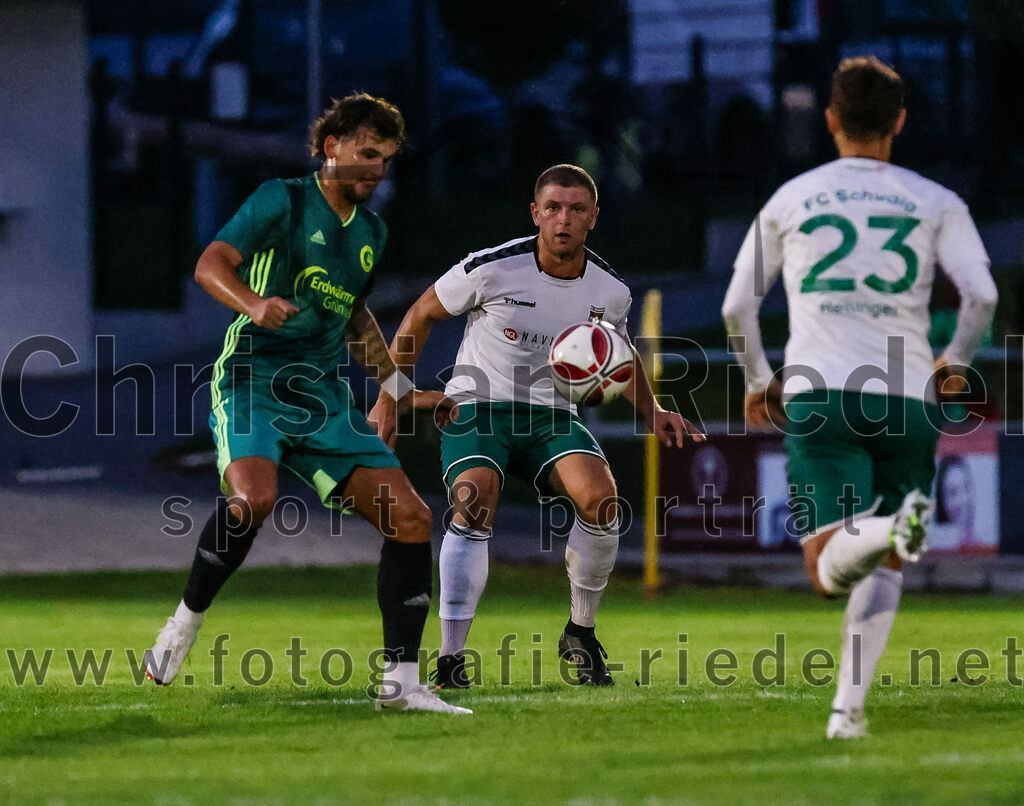 2023-09-01_115_FC_Schwaig_gegen_TSV_Gruenwald | Oberding, Deutschland, 01.09.2023:
Fußball, Landesliga Südost 2023 / 2024, 9. Spieltag, FC Schwaig gegen TSV Grünwald, Endergebnis: 3:1

David Halbich (TSV Grünwald, #10), Nils Wölken (FC Schwaig, #8)

Foto: Christian Riedel / fotografie-riedel.net