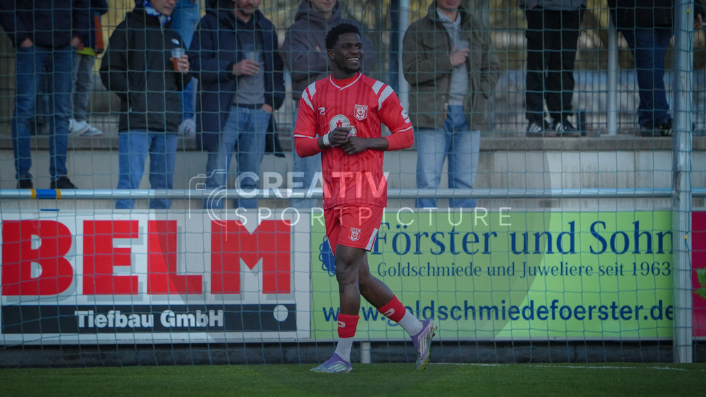 Fußball, Herren, Saison 2025/2026, Regionalliga Nordost, 22. Spieltag, FSV 63 Luckenwalde vs. Hallescher FC, Dienstag 07.04.2026, Werner-Seelenbinder-Stadion Luckenwalde, | Fußball, Herren, Saison 2025/2026, Regionalliga Nordost, 22. Spieltag, FSV 63 Luckenwalde vs. Hallescher FC, Dienstag 07.04.2026, Werner-Seelenbinder-Stadion Luckenwalde, Im Bild: Bocar Baro (m. HFC) jubelt über seinen Treffer zum 1:2. - Realisiert mit Pictrs.com