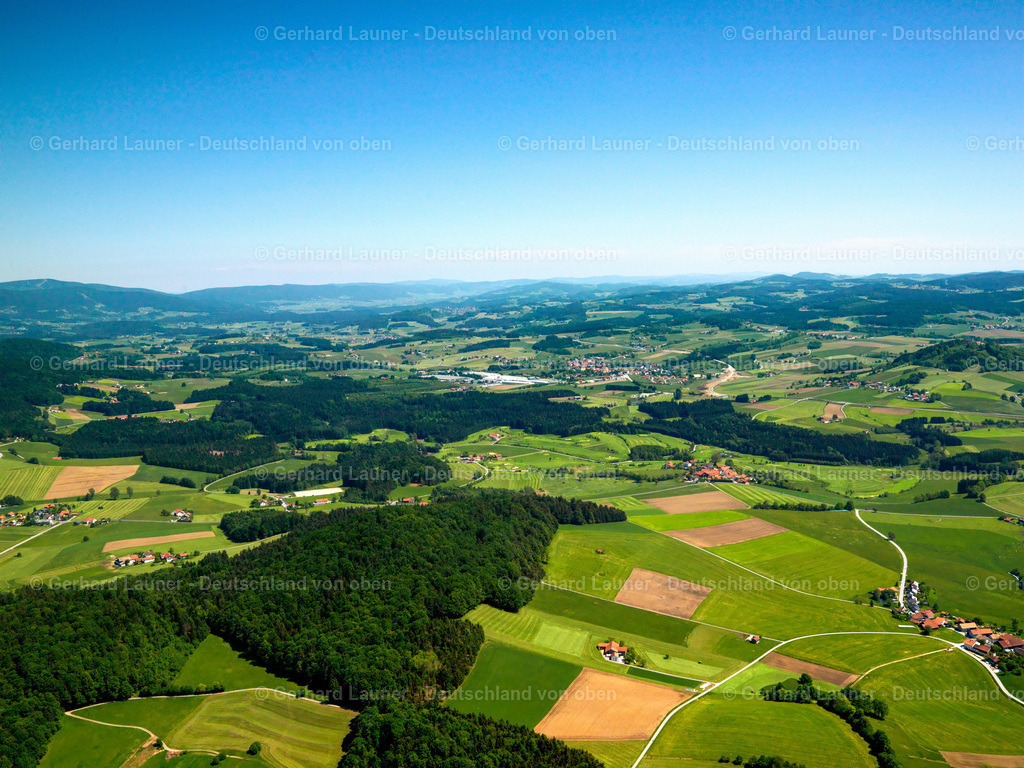 2724236 | Landschaft bei Jandelsbrunn 19.05.2007 Strukturen auf landwirtschaftlichen Feldern   im Bundesland Bayern, Deutschland // Structures on agricultural fields  in Voglöd in the state Bavaria, Germany Foto: Gerhard Launer