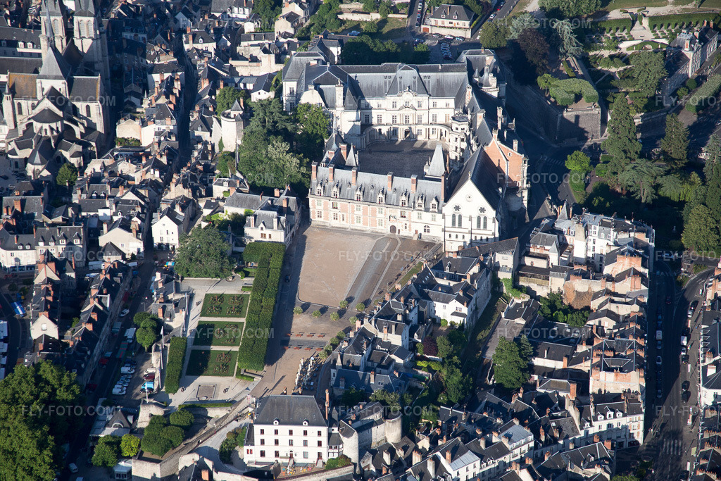 Aerial view: View of the town in Blois in the state Loir et Cher, France. – Photo: IMG_082059.jpg taken on 06/20/2015 by Werner Riehm/FLY-FOTO.com – Resolution of the original: 5472 x 3648 px