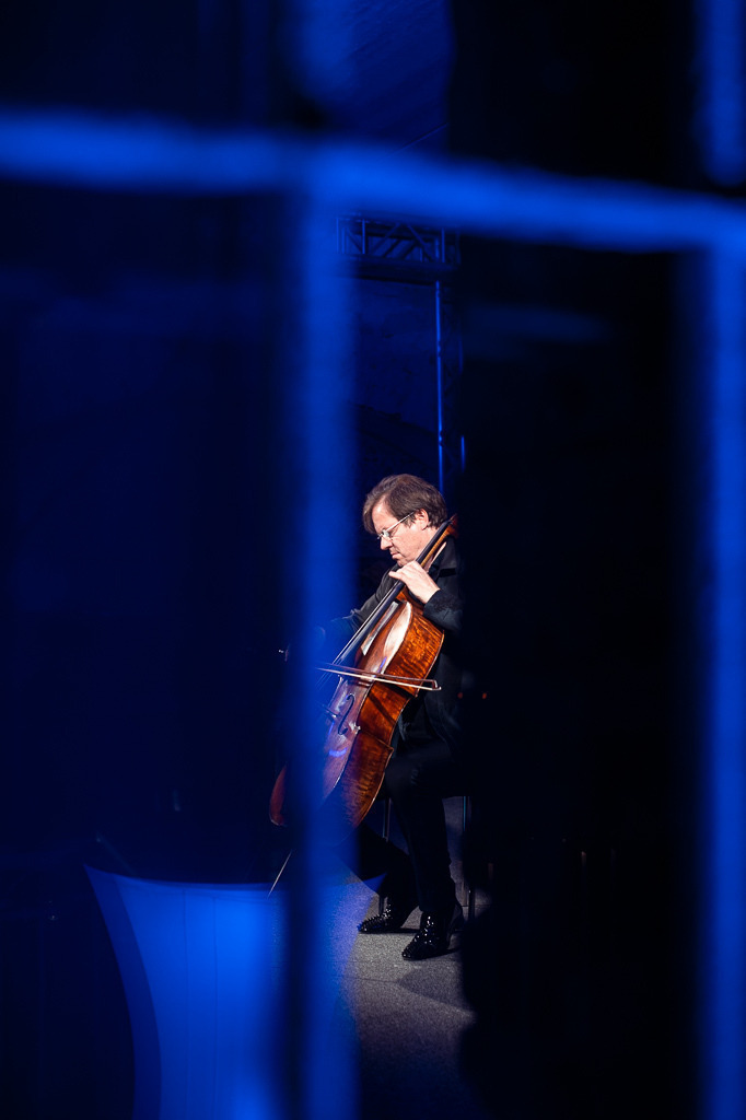 Jan Vogler | Jan Vogler spielt Bach im Forte Belvedere Leisnig zum Festival Hallo Leisnig 2022. - Realisiert mit Pictrs.com