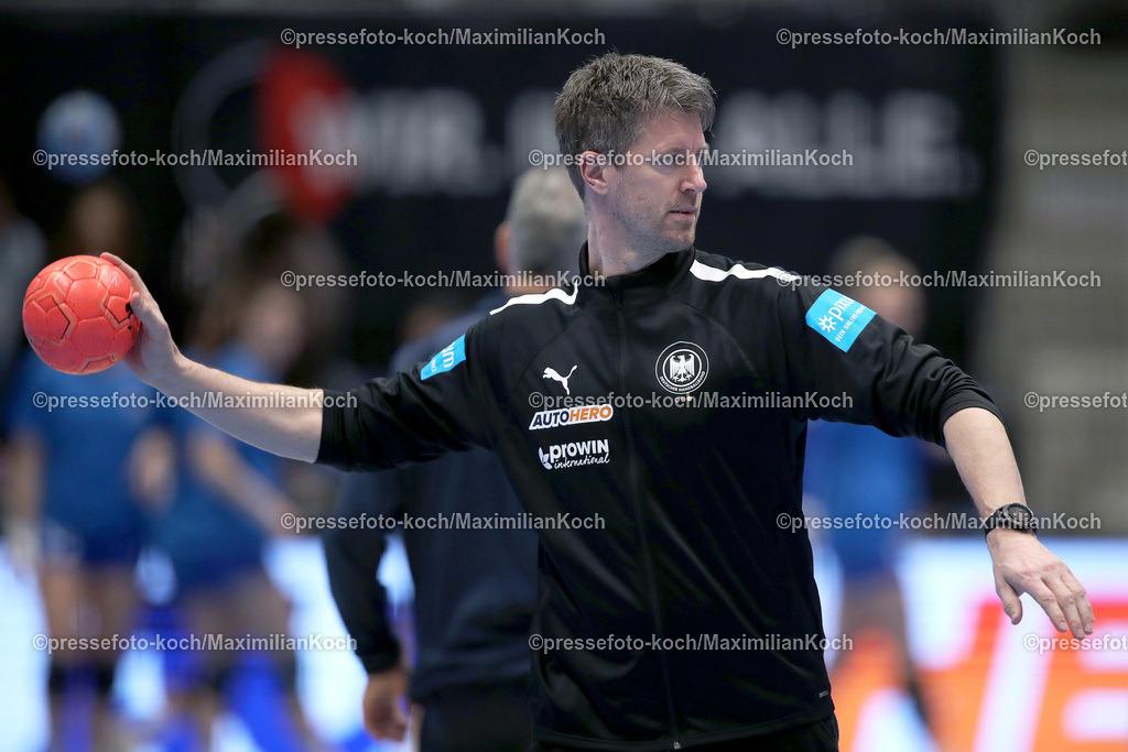 DHB09042302092 | 09.04.2023, Hamm, Handball, Westpress Arena, DHB Länderspiel Frauen - Hinspiel WM Play-offs 2023, Deutschland - Griechenland:  Bundestrainer MARKUS GAUGISCH (GER) wirft den Ball