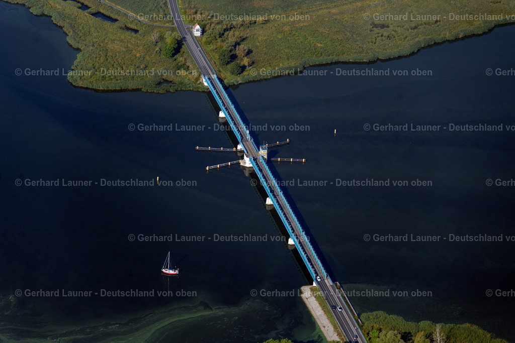 4061013 | USEDOM 08.09.2021 Fluß - Brückenbauwerk Zecheriner Brücke in Usedom im Bundesland Mecklenburg-Vorpommern, Deutschland, Die Zecheriner Brücke ist eine Klappbrücke über den Peenestrom im Zuge der Bundesstraße 110. // River - bridge construction Zecheriner Bruecke in Usedom in the state Mecklenburg - Western Pomerania, Germany. Foto: Gerhard Launer