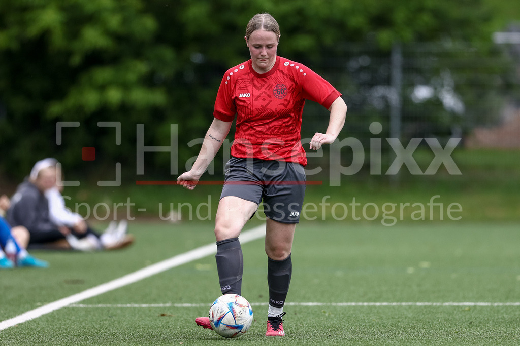 Fussball, Aufstiegsrunde Regionalliga Nord Frauen, FC Union 60 - SC Victoria Hamburg | Marei Meyer (FC Union 60 Bremen, 18) am Ball, Einzelbild, Ganzkörper, Aktion, Action, Spielszene