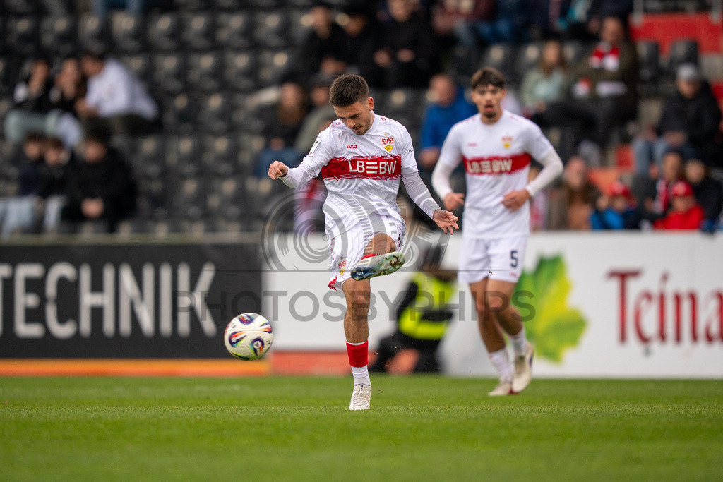 VfB Stuttgart II vs. TSG Hoffenheim II, Fussball, 3. Liga, 26. Spieltag, 15.03.2026 | Samuele Di Benedetto (VfB Stuttgart II, #08),VfB Stuttgart II vs. TSG Hoffenheim II, Fussball, 3. Liga, 26. Spieltag, 15.03.2026Foto: photosbyphips/Philip Ziegler