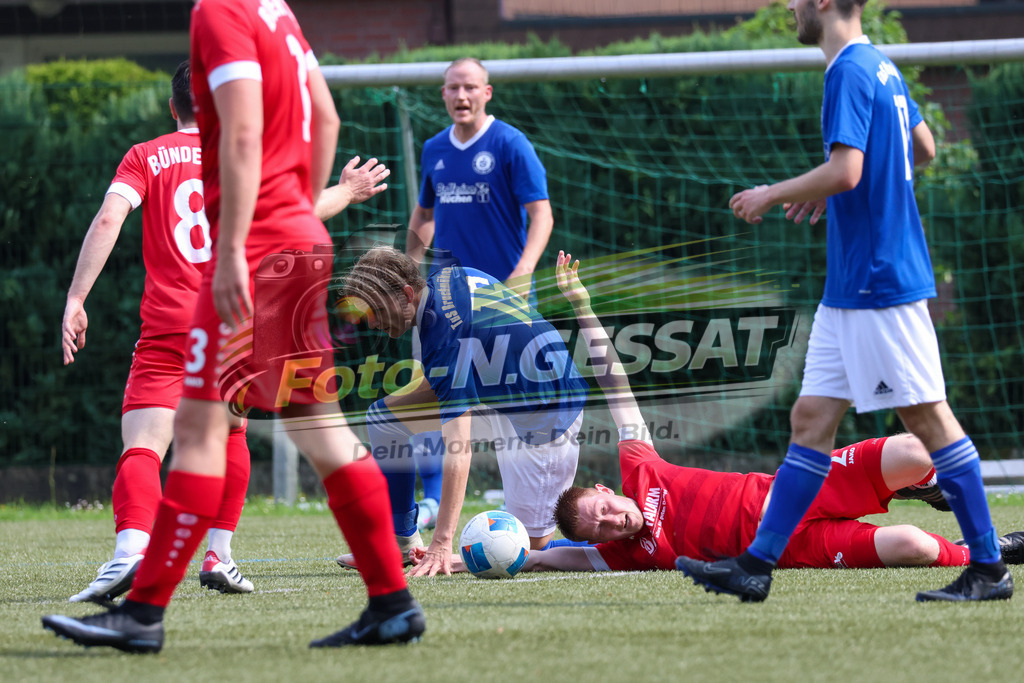 Bünder SV - TuS Bruchmühlen II | Auf dem Bild zu sehen: grün Bünder SV: Tobias Zwiener ; blau TuS Bruchmühlen II: Sebastian Niebuhr Bünder SV, TuS Bruchmühlen II, Saison 25/26, Kreisliga A, Bünde, Deutschland - Realisiert mit Pictrs.com