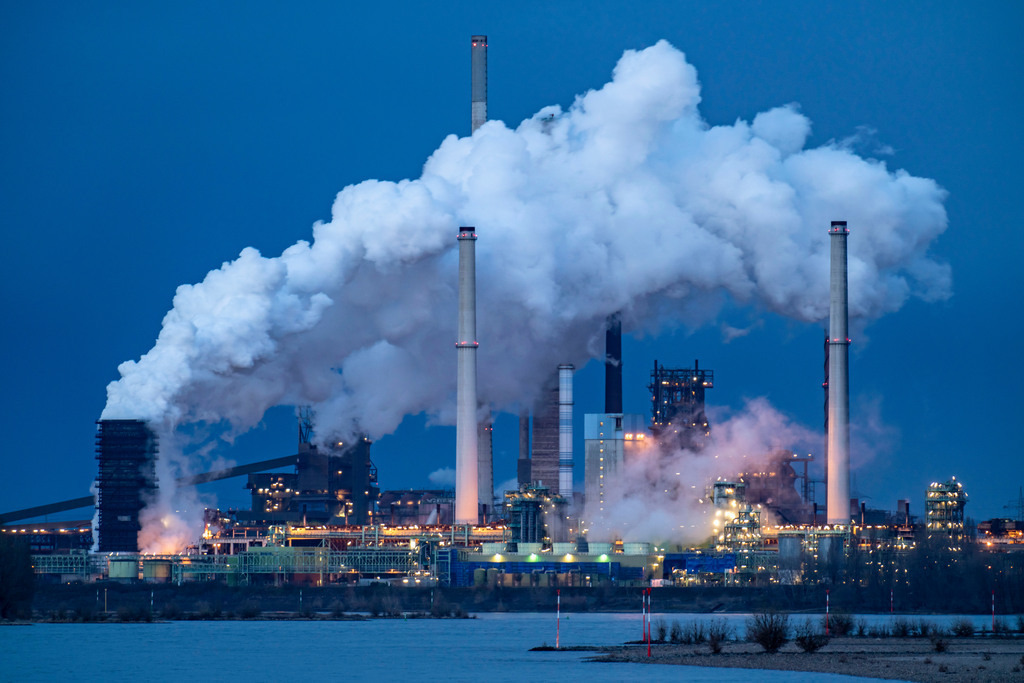 JT-210311 | Rhein bei Duisburg Bruckhausen, Marxloh, Thyssenkrupp Steel Stahlwerk, Hochöfen, Sinteranlage, Ablöschwolke der Kokerei Schwelgern, Frachtschiffe, Duisburg, NRW, Deutschland - Realisiert mit Pictrs.com