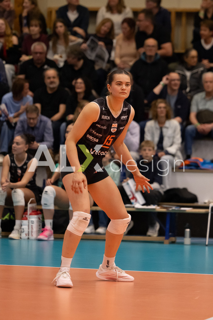 Volleyball I Frauen I Saison 2025-2026 I Volleyball NLA | Women I  Playoffs Finals 2/5 I  VC Kanti Schaffhausen - viteos NUC I  10.04.2026 | 15 Alix De Micheli (CH) (Viteos NUC) – Mitte - Realisiert mit Pictrs.com