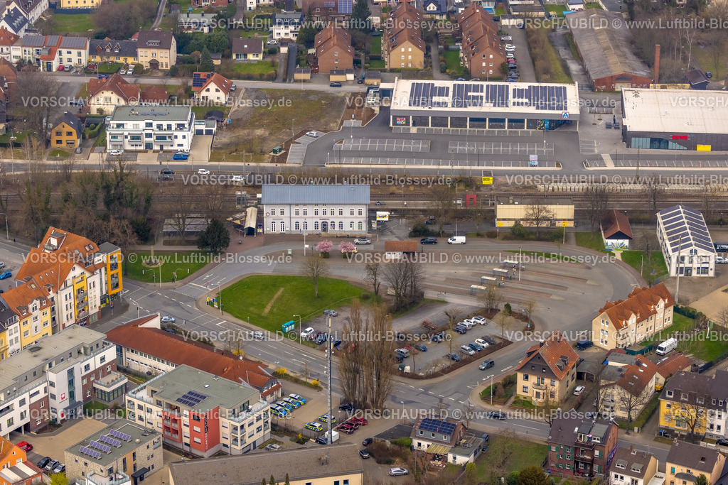 Werl240308191 | Luftbild, Bahnhof Werl Hbf, Bahnhofsgebäude mit Bahnhofsvorplatz Bahnhofstraße, Gewerbegebiet mit Aldi Supermarkt und Rewe Supermarkt, Werl, Nordrhein-Westfalen, Deutschland