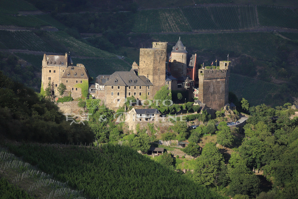 Schönburg-41 | Die Schönburg befindet sich auf einem Bergvorsprung oberhalb von Oberwesel am Rhein. Die Burg beherbergt ein Burghotel und ein Burgmuseum. - Realisiert mit Pictrs.com