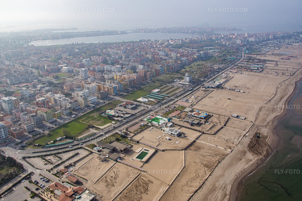 Aerial view: Sottomarina di Chioggia in Chioggia in the state Veneto, Italy. – Photo: IMG_087415.jpg taken on 04/06/2016 by Werner Riehm/FLY-FOTO.com – Resolution of the original: 5326 x 3551 px