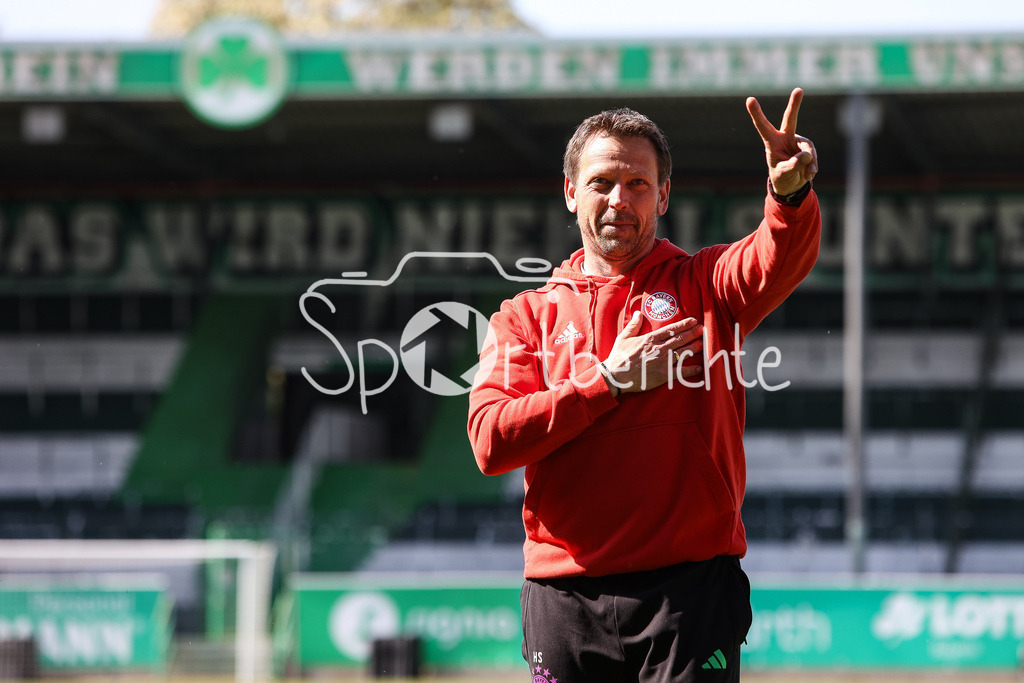 SpVgg Greuther Fürth II - FC Bayern Amateure | FC Bayern Amateure Trainer Holger SEITZ bedankt sich bei den mitgereisten Fans nach dem Auswaertssieg in Fuerth