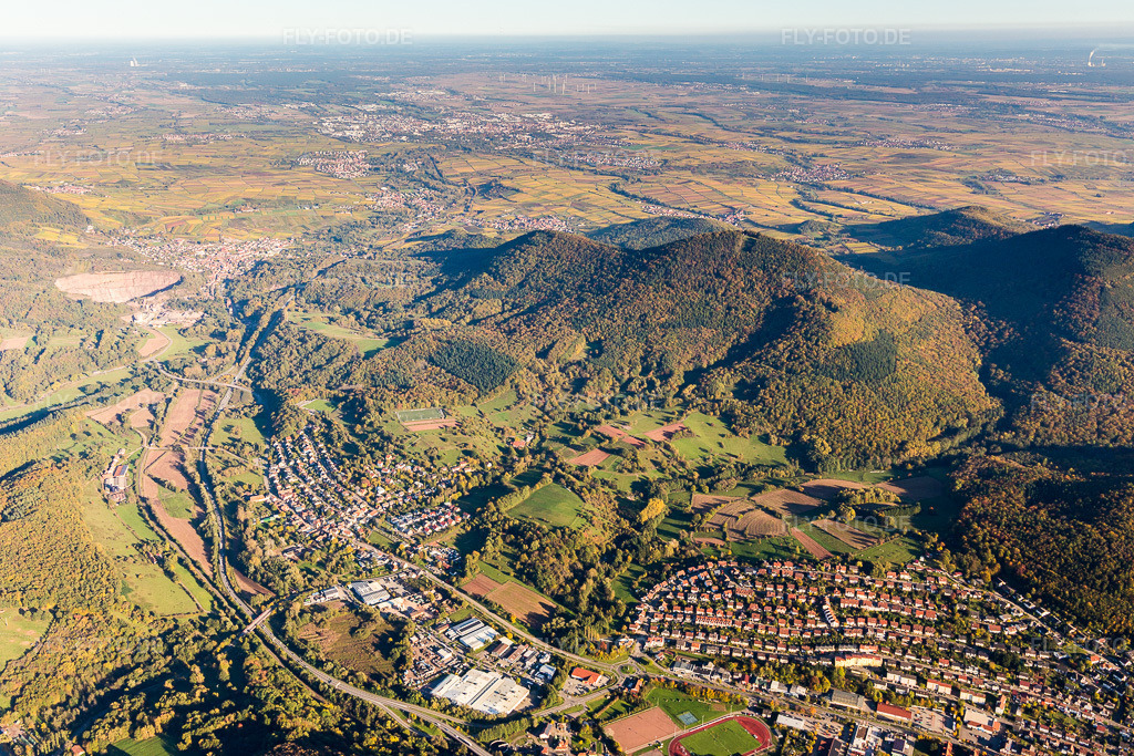 Luftbild: am Trifels im Ortsteil Queichhambach in Annweiler im Bundesland Rheinland-Pfalz in Deutschland. Foto: IMG_104032.jpg vom 14.10.2017 durch Werner Riehm/FLY-FOTO.de