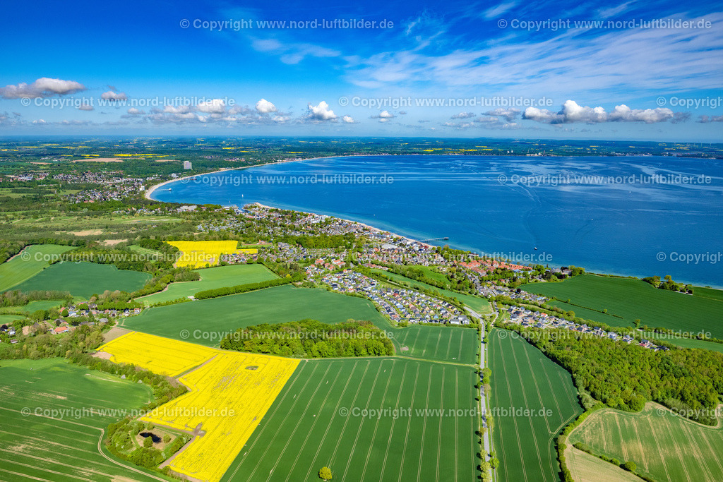 Timmendorf_ELS_3967150522 | TIMMENDORFER STRAND 15.05.2022 Ortsansicht der Straßen und Häuser der Wohngebiete in Timmendorfer Strand an der Ostsee- Küste im Bundesland Schleswig-Holstein. // Town View of the streets and houses of the residential areas in Timmendorfer Strand  at the coast of the Baltic Sea in the state Schleswig-Holstein. Foto: Martin Elsen