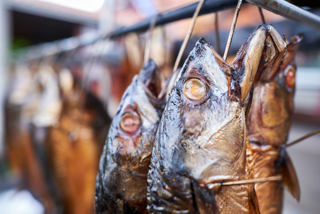 Impressionen vom Fisch räuchern | Nida, Litauen - August 16, 2022: Impressionen vom Fisch räuchern - Realisiert mit Pictrs.com