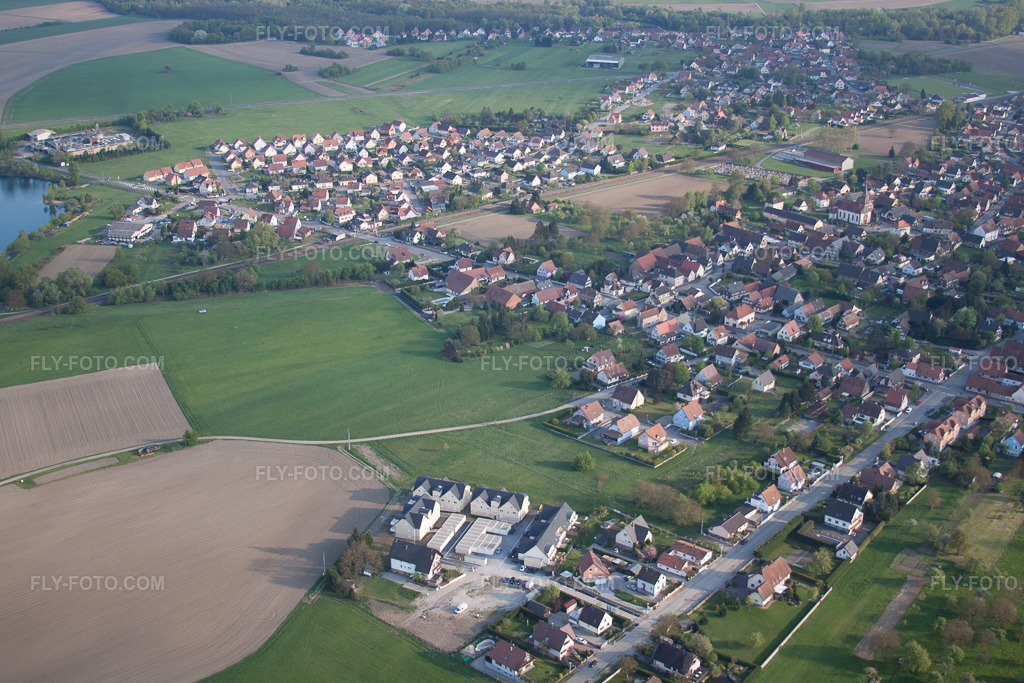 Aerial view: View of the town from the north in Rountzenheim in the state Bas-Rhin, France. – Photo: IMG_39478.jpg taken on 04/14/2011 by Werner Riehm/FLY-FOTO.com – Resolution of the original: 4752 x 3168 px