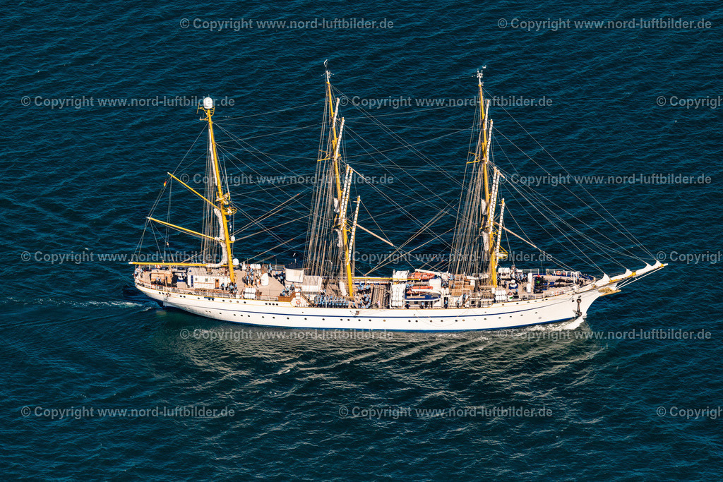 Warnemünde_Rostock_Gorch_Fock_Hanse_Sail_2022_ELS_5650100822 | ROSTOCK 10.08.2022 Segelschulschiff in Warnemünde im Bundesland Mecklenburg-Vorpommern. Die Gorch Fock beim Einlaufen der Hansesail in Warnemünde. Weiterführende Informationen bei: Marinekommando Presse- und Informationszentrum. // Sail training ship in Warnemuende in the state of Mecklenburg-Western Pomerania. The Gorch Fock when the Hansesail arrives in Warnemuende. Further information at: Marinekommando Presse- und Informationszentrum. Foto: Martin Elsen