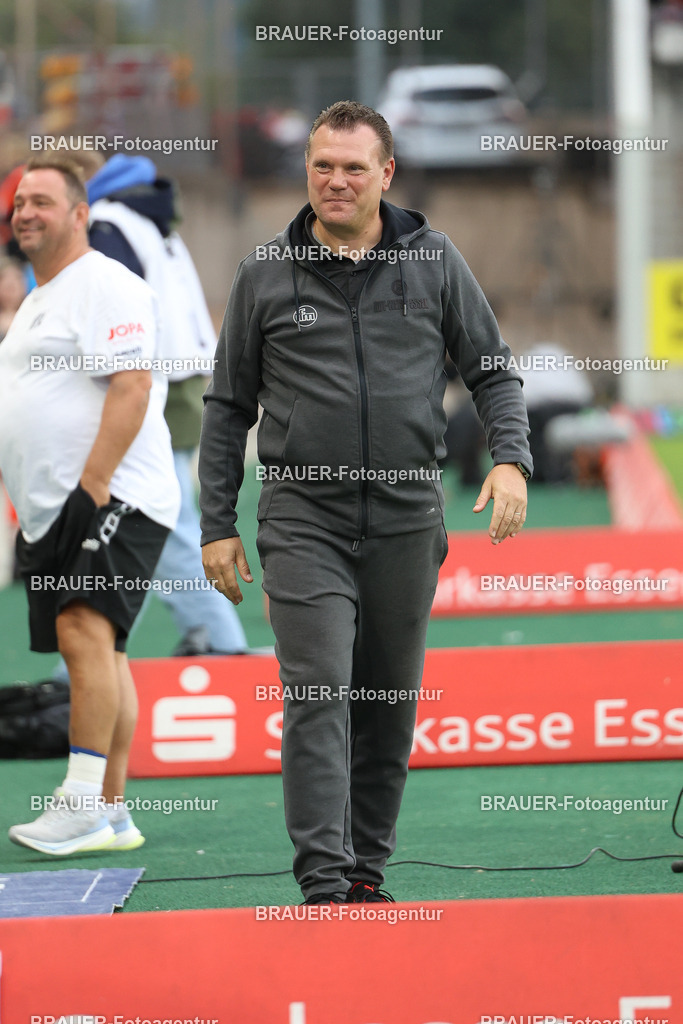 Rot-Weiss Essen - VFL Osnabrück | Essen, Deutschland, 17.09.2025 Uwe Koschinat (Rot-Weiss Essen) schautwährend des 3.Liga Spiels zwischen  Rot-Weiss Essen und VFL Osnabrück am 17.09.2025 im Stadion an der Hafenstraße in Essen. (Foto von Timo Bluhmki-Schmidt/Brauer Fotoagentur