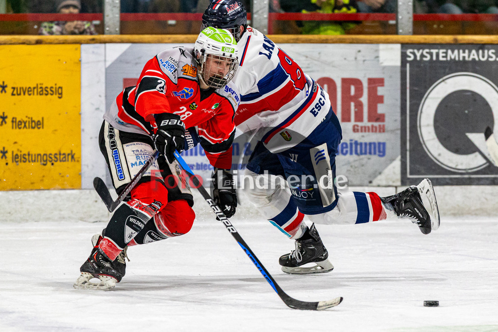 TSV Peißenberg Miners vs ESC Kempten SHARKS | Eishockey Bayernliga 2023/2024, TSV Peißenberg Miners vs ESC Kempten SHARKS, 20240121,
Duell zwischen Denis DEGENSTEIN (Miners 28) und Louis LANDERER (SHARKS 81),
2024-01-21 in Peißenberg (Eisstadion)
28 Denis DEGENSTEIN (Miners 28), 81 Louis LANDERER (SHARKS 81)
Copyright: WolfgangxLindner foto-lindner.de