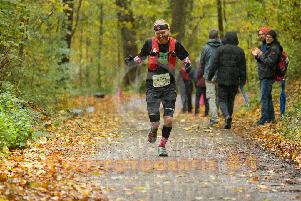 251026_1159_EX1_9811 | Sportfotografie im Rhein-Sieg Kreis, Köln, Bonn, NRW, Rheinland Pfalz, Hessen, etc. Unser Tätigkeitsfeld umfasst den Laufsport vom Volkslauf über den Marathon, Duathlon, Triathon bis zum Ultralauf wie Kölnpfad Ultra oder Schindertrail.