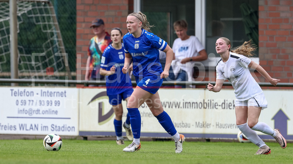Fussball, Testspiel Frauen, SV Meppen - DJK Wacker Mecklenbeck | Merete Drees (SV Meppen, 4) am Ball, Einzelbild, Ganzkörper, Aktion, Action, Spielszene